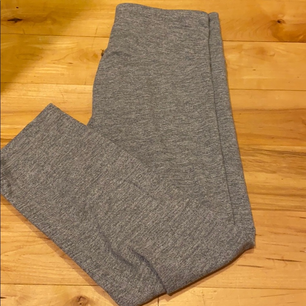 Old navy capri grey pattern leggings